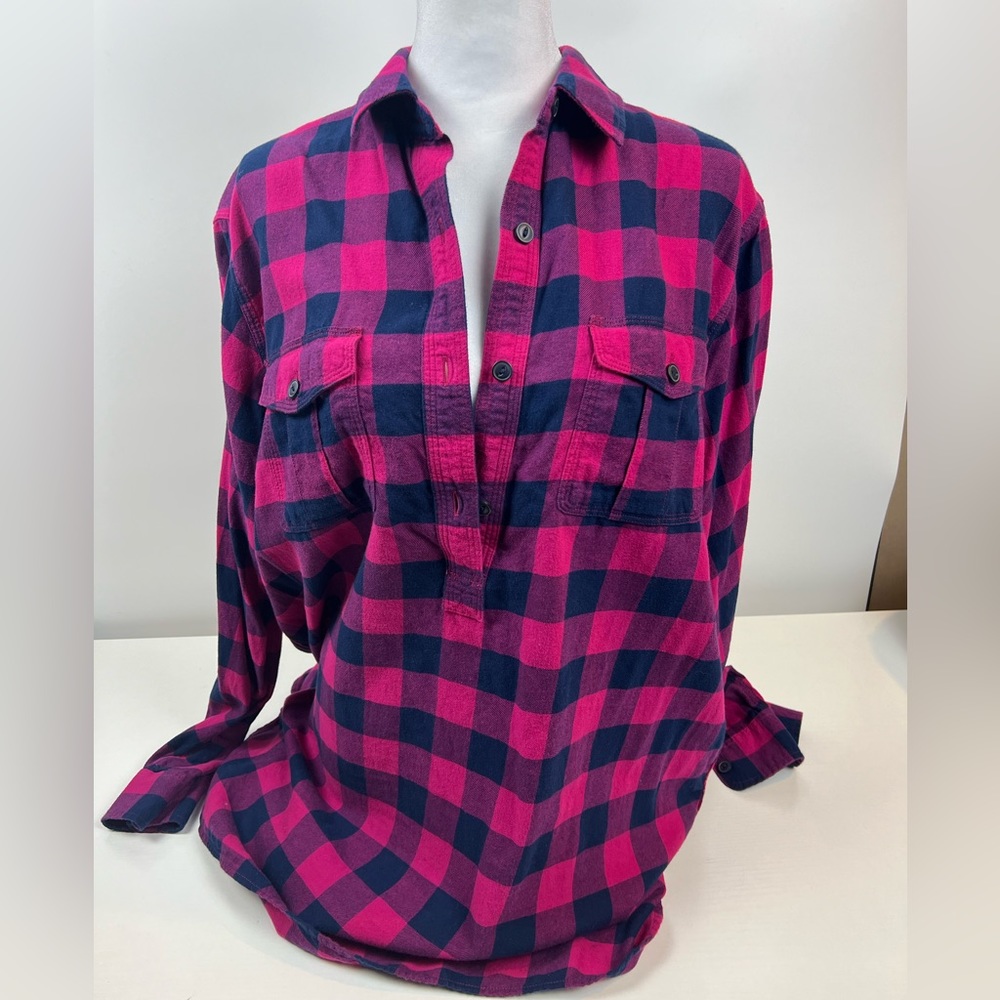 Uniqlo pink, and navy thermal top. size L. EUC. Pull over. Buttons Halfway down.